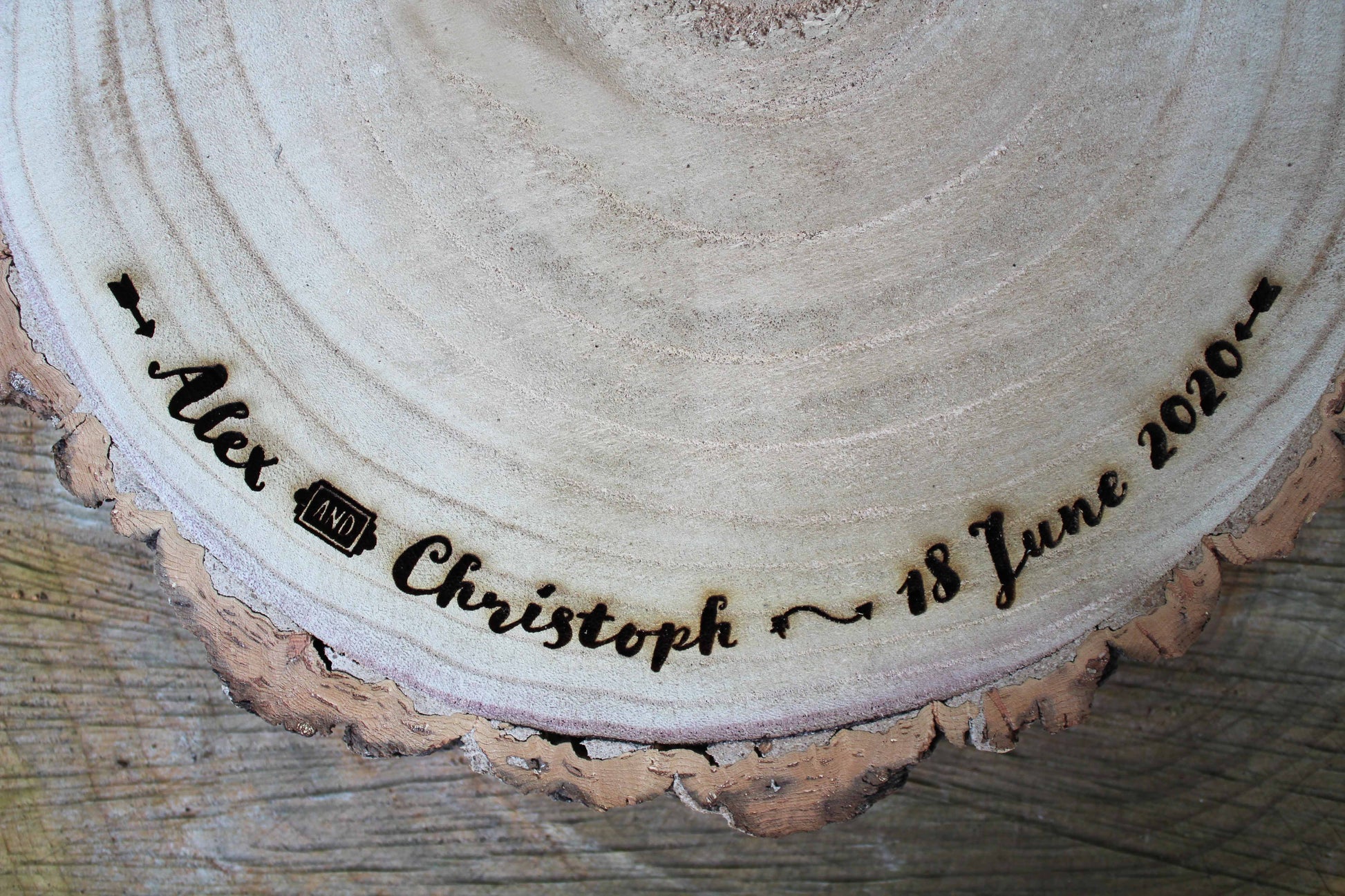 Arrow Log Slice Cake Display image 5